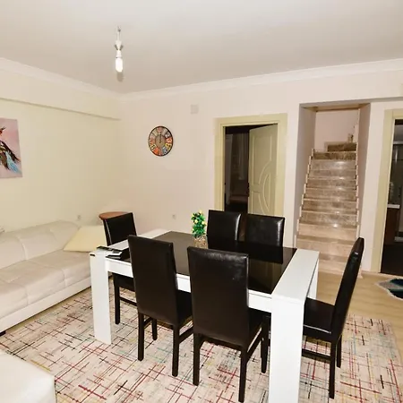 Cozy Duplex Close To Airport In Apartment *