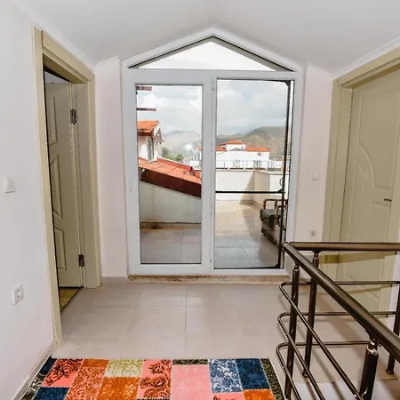 Cozy Duplex Close To Airport In Apartment
