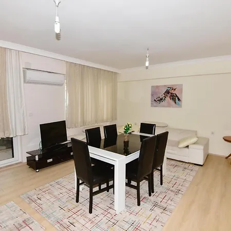 Cozy Duplex Close To Airport In Apartment *