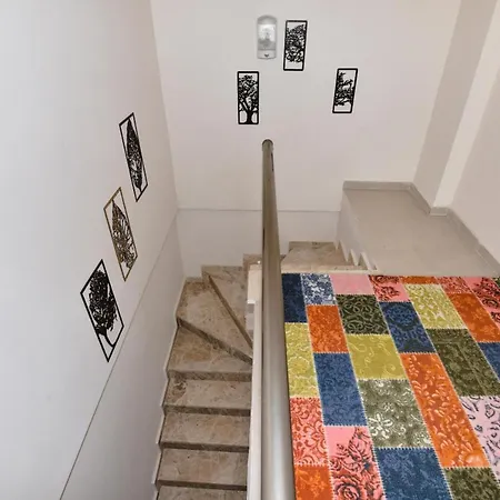 Cozy Duplex Close To Airport In *